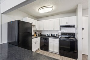 Kylskåp, mikrovågsugn, ugn och spishäll