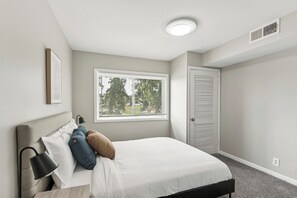 2 dormitorios, escritorio, tabla de planchar con plancha y cuna de viaje