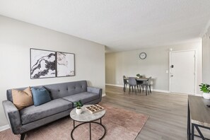 Una televisión, una oficina