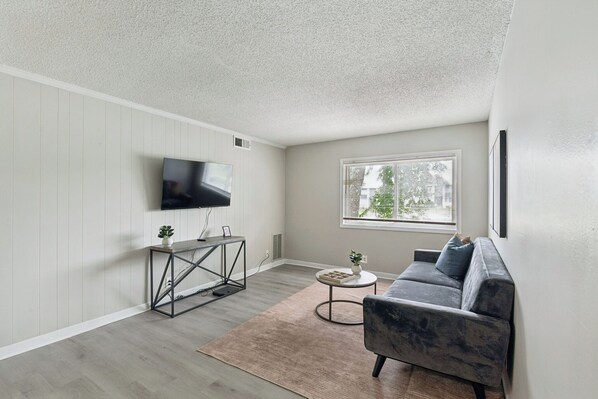 Una televisión, una oficina