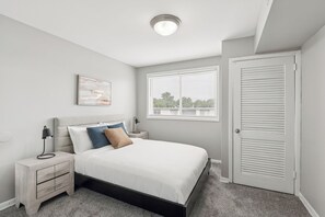 2 habitaciones, escritorio y tabla de planchar con plancha 