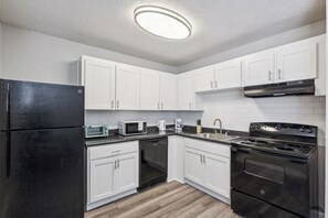 Refrigerador, microondas, horno, placa de cocina