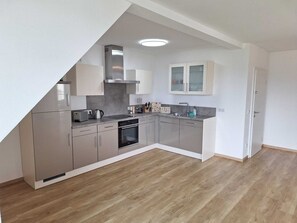 Oven, stovetop, dishwasher - Cozy top floor apartment in a top location with unobstructed views (Goldbach)