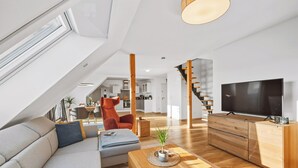 A modern loft apartment with a large living area, a dining space, and a kitchen. - Comfort kisses nature Skyline vacation apartment Goldbach (Goldbach)