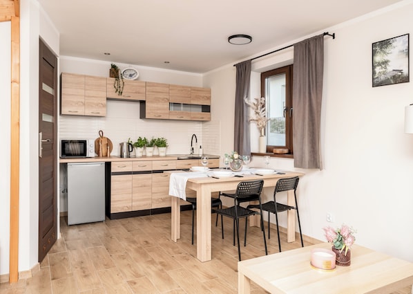 Mini réfrigérateur, micro-ondes, plaque de cuisson