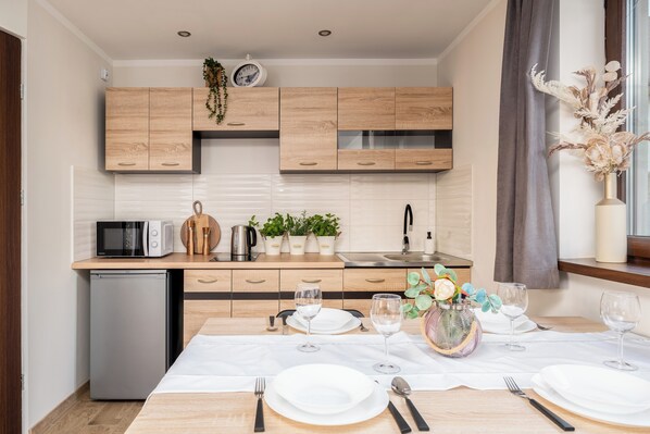 Cottage, Lake View | Private kitchen | Mini-fridge, microwave, stovetop, cookware/dishes/utensils