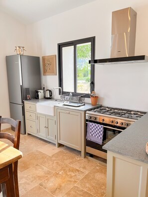 Fridge, oven, stovetop, dishwasher