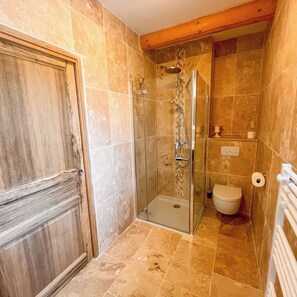 Een douche, een haardroger, handdoeken, zeep