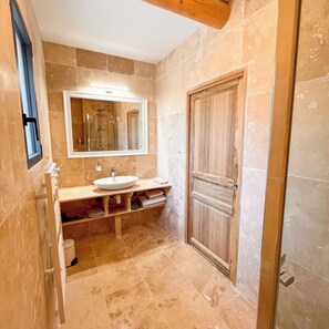 Shower, hair dryer, towels, soap - Charming 4‑star classified house – Provence, stunning view, private pool (Rustrel)