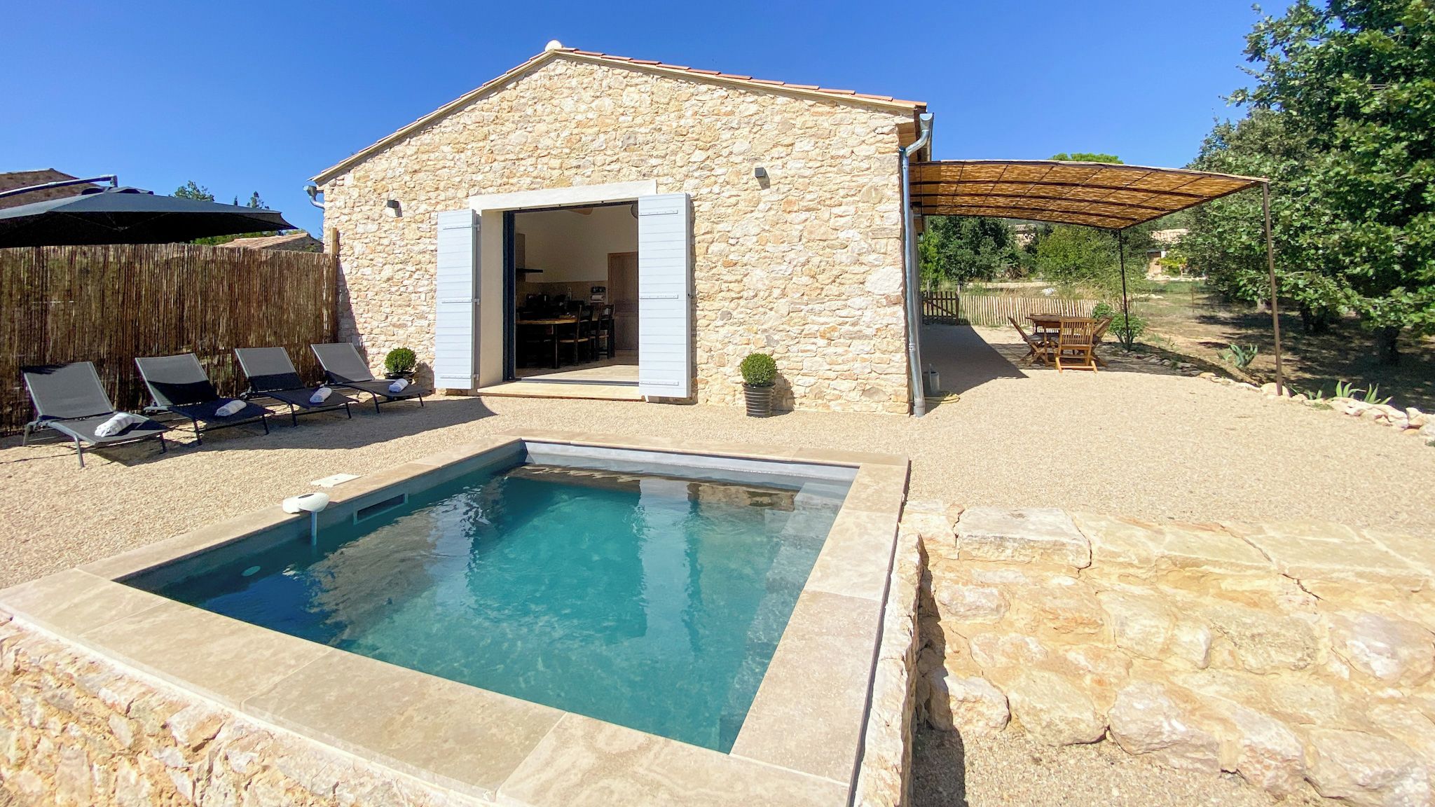 Una piscina al aire libre