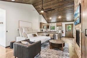Smart TV, fireplace - The Willow at Treetop Villas (Lake Delton)