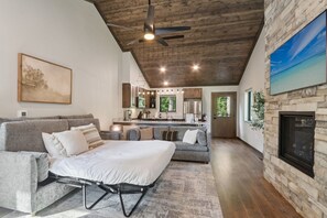 2 bedrooms, iron/ironing board, travel cot, free WiFi