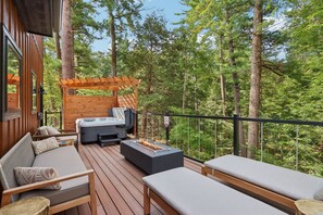 Outdoor spa tub - The Oak at Treetop Villas (Lake Delton)