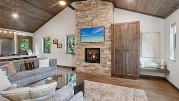 Een smart-tv en een open haard