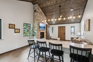 Smart TV, fireplace - The Oak at Treetop Villas (Lake Delton)