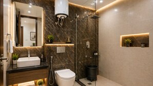 Une salle de bain moderne équipée d’un lavabo, de toilettes et d’une douche.