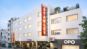 Un hôtel reconnaissable à son grand panneau « Stanley », à ses nombreuses fenêtres et à sa façade moderne.