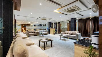 40 インチのスマートテレビ (ケーブル放送視聴可)、暖炉、プリンター