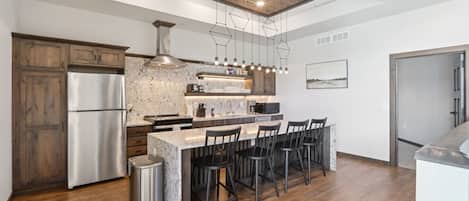 Geladeira, micro-ondas, fogão, cooktop