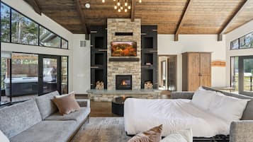 4 bedrooms, iron/ironing board, travel crib, free WiFi