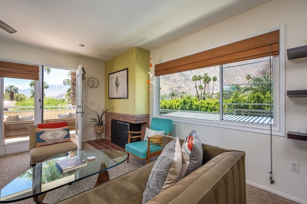 Smart TV, offices - Albert Frey's Villa Hermosa (Palm Springs)