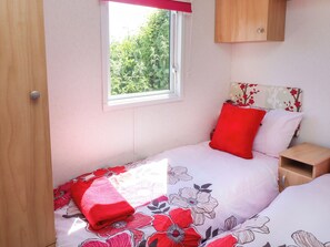 2 Schlafzimmer, individuell dekoriert, individuell eingerichtet