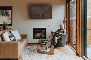 Escritorio, espacio para trabajar con laptop y wifi gratis 