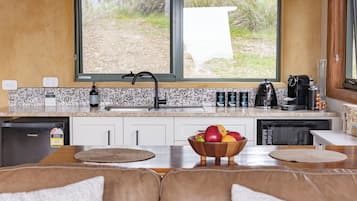 White bellied Sea eagle studio | Private kitchen | Fridge, microwave, cookware/dishes/utensils