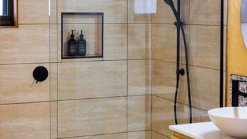 White bellied Sea eagle studio | Bathroom | Shower, free toiletries, hair dryer, towels