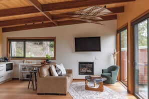 White bellied Sea eagle studio | Living area - Eagleridge Retreat (Kettering)