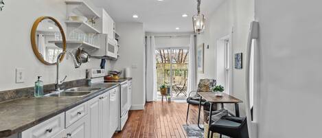 Jääkaappi, mikroaaltouuni, uuni, liesi