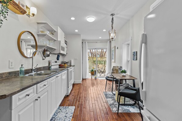 Fridge, microwave, oven, stovetop - Stay on Bond 2BR Queen Deck Vws (St. John's)