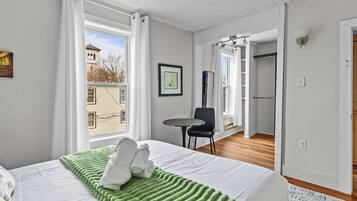 2 bedrooms, desk, iron/ironing board, free WiFi