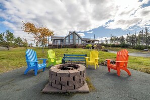 Terrace/patio - The Bluebird Cottage Lake Front 4Bdrms (Brigus Junction)