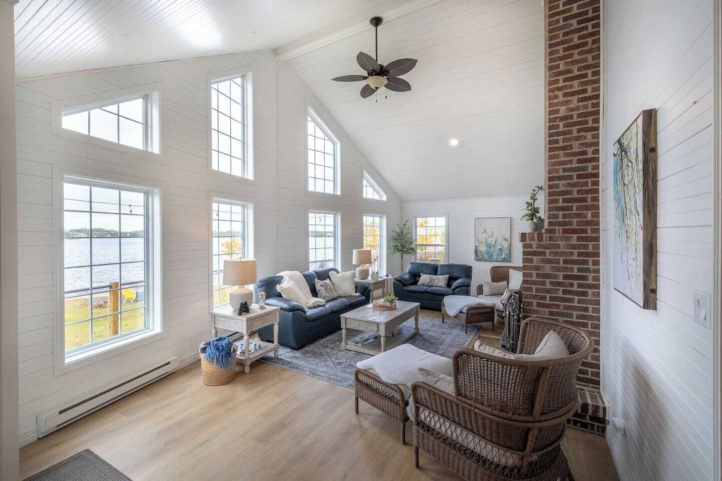 Una televisión, una chimenea