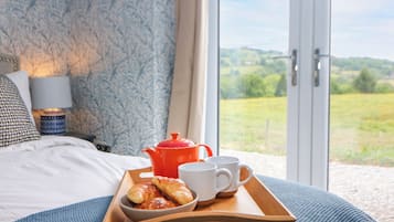 2 bedrooms, individually decorated, individually furnished, free WiFi