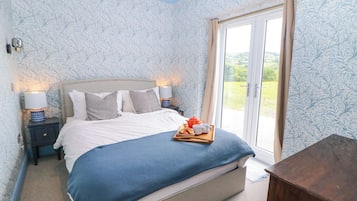 2 bedrooms, individually decorated, individually furnished, free WiFi