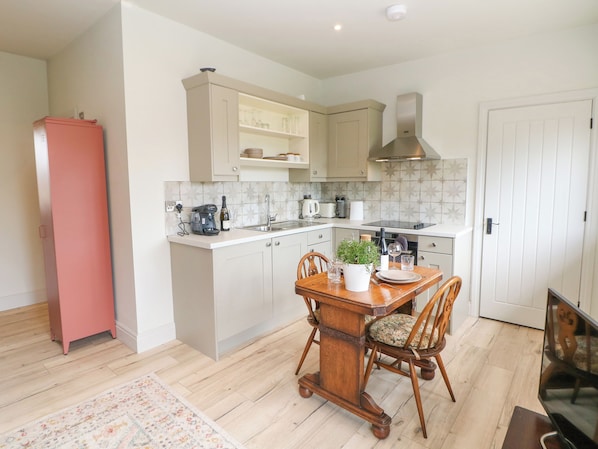 Cookware/dishes/utensils