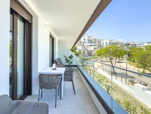 Outdoor dining - Modern and bright apartment near Estepona beach and center (Estepona)