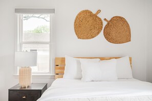 2 bedrooms, desk, iron/ironing board, WiFi - Northside Cottage - Perfect Indy Location (Indianapolis)