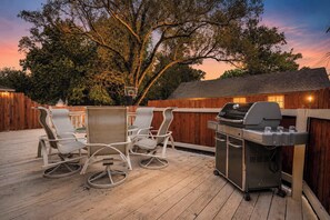 Outdoor dining - The Northside Cottage | Prime Location w/ Parking! (Indianapolis)