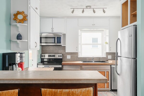 Fridge, microwave, oven, stovetop - Northside Cottage - Perfect Indy Location (Indianapolis)