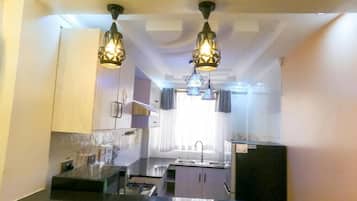 Studiosuite – junior | Eget kjøkken | Kjøleskap, mikrobølgeovn, vannkoker og kjøkkenutstyr