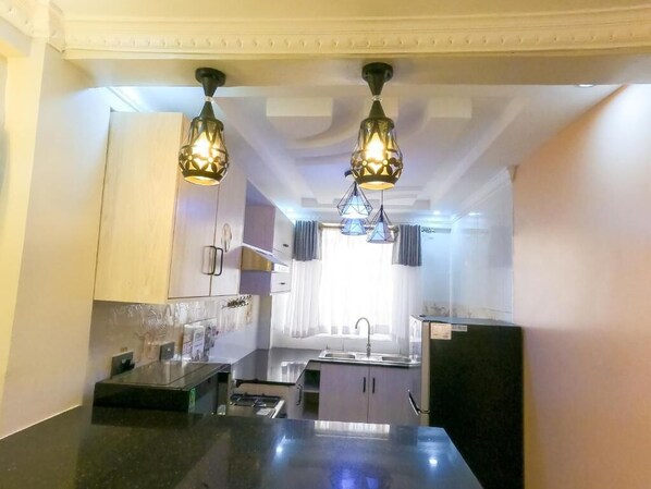 Junior studio suite | Privékeuken | Een koelkast, een microgolfoven, een waterkoker