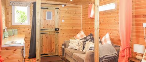 1 bedroom, individually decorated, individually furnished, free WiFi