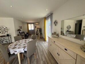 2 slaapkamers, een strijkplank/strijkijzer, reisbedje, internet