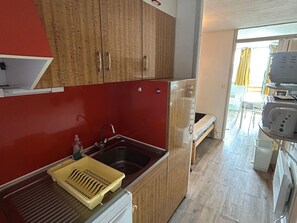 Réfrigérateur, micro-ondes, plaque de cuisson, cafetière/bouilloire
