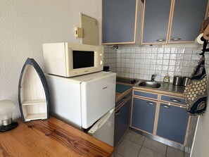 Køleskab, mikrobølgeovn, kogeplade