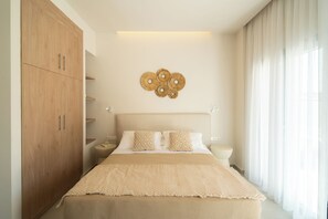 Habitació triple Comfort, balcó, vistes a la ciutat | Llençols de cotó egipci i roba de llit d'alta qualitat
