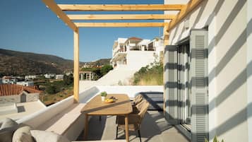 Classic Triple Room, Balcony, City View | Balcony